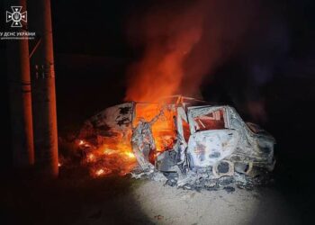 У Дніпрі автівка врізалася в опору та зайнялася: згоріли дві людини