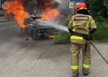 У Новомосковську посеред дороги запалала автівка