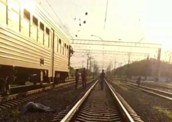 На залізничній станції під Дніпром потяг збив чоловіка (ФОТО 18+)