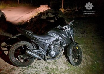У Дніпрі вночі затримали чоловіка на краденому мотоциклі