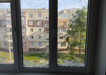 Поліція показала моторошні наслідки обстрілу Нікополя, під час якого поранено 13-річну дівчинку