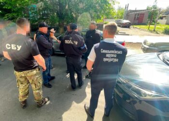 Хабар за посівні роботи: у Синельниковому фермер намагався «вирішити» питання про зняття арешту із землі