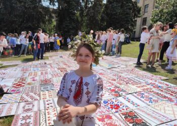 У центрі Дніпра створили яскраву фотозону до Дня вишиванки
