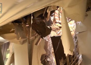 Проламаний дах, та шматок ракети у підлозі. Уламок ворожого снаряду втрапив у житловий будинок