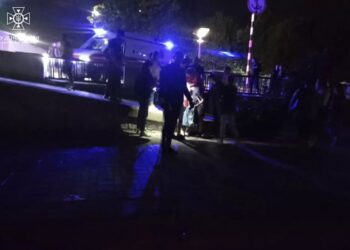 У Дніпрі водолази-рятувальники доправили до берега жінку та чоловіка