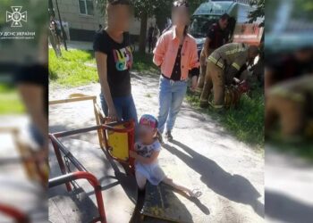 У Кривому Розі визволили дитину, яка  застрягла в каруселі