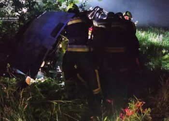 У Дніпровському районі автівка злетіла у кювет та перекинулася: постраждали водій та пасажирка