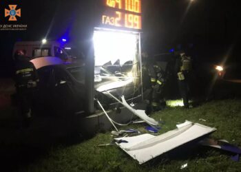 Вночі автівка протаранила стелу АЗС, загинув водій