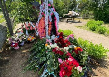 Сьогодні у Підгородному попрощалися з 2-річною Лізою, яка загинула у своєму будинку під час ворожої атаки