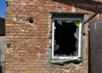 Поліція показала фото наслідків після обстрілу Нікополя та двох громад
