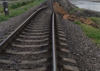 Поблизу Нікополя просіла ціла ділянка із залізничним полотном: як курсують поїзди