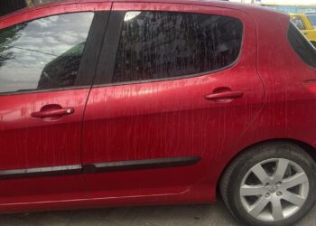 На Березинці жінка облила бідбілювачем автомобіль: постраждала водійка