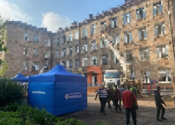Поблизу місця ракетного удару по житловому будинку Кривого Рогу розгорнуто мобільний пункт
