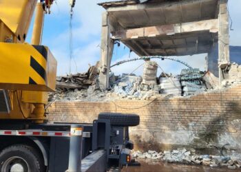 У Кривому Розі одна з ворожих ракет поцілила у склад бутильованої води та вбила сімох людей