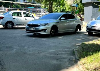 На Слобожанському проспекті у Дніпрі “роззули” автівку