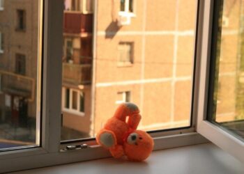 У Дніпрі дворічна дівчинка випала з вікна на 4-му поверсі