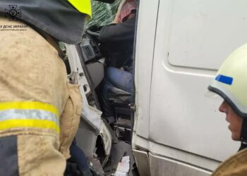 У Криворізькому районі зіткнулися вантажівка із мікроавтобусом: постраждав чоловік