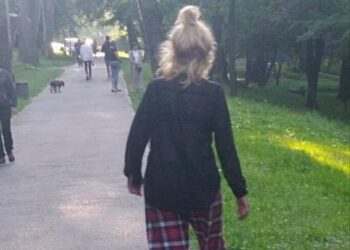 У парку Дніпра п’яна жінка напала на лікарів,  які намагалися їй допомогти