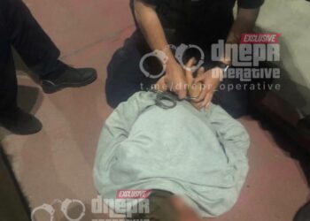 У Дніпрі патрульні затримали злодія, який пограбував дівчину на зупинці