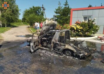 У Новомосковському районі біля АЗС згоріло авто (ФОТО)