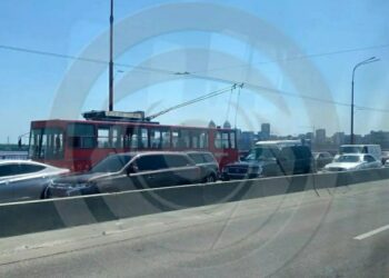У Дніпрі на з’їзді з Нового мосту зіштовхнулись тролейбус та два авто
