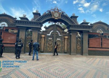 На Дніпропетровщині викрили організовану групу, яка незаконно виробляла та продавала пальне