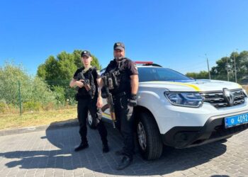 Хвилинка добра: у Кам’янському поліцейські допомогли бабусі, якій стало зле у маршрутці
