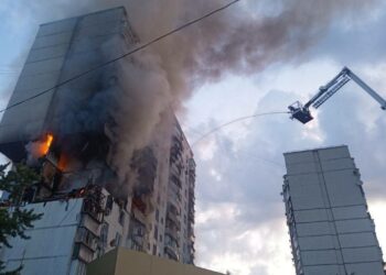 Вночі у Києві пролунав вибух у багатоповерхівці: є загиблі