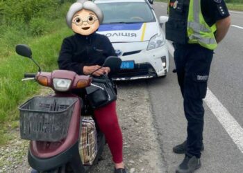 Хвилинка доброти: криворізькі патрульні допомогли бабусі з Дніпра, яка півтори доби провела посеред траси