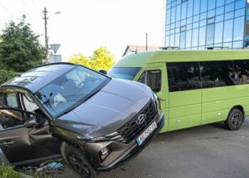 У Дніпрі дорогу не поділили легковик і маршрутка: травмувалися двоє пасажирів останньої
