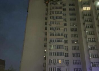 У Києві внаслідок влучання уламків ворожої ракети у багатоповерхівку загинуло троє людей, вісім – травмовано