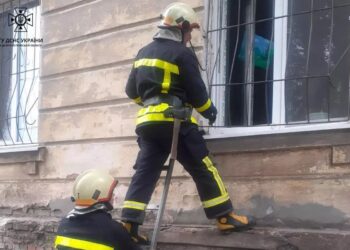 У Кам’янському надзвичайники допомогли батькам потрапити до квартири, в якій знаходились маленькі діти
