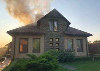 Сьогодні увечері окупанти атакували Нікополь: горить будинок