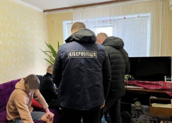 Затримано трьох шахраїв, які створили мережу фейкових магазинів із продажу тютюнових виробів