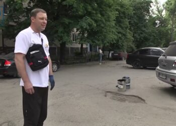Мешканці багатоповерхівки не дочекалися допомоги від влади і вийшли самостійно латати ями у дворі