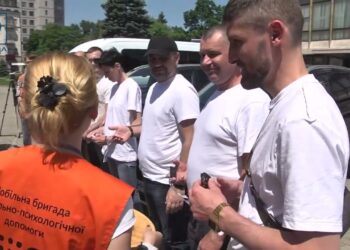 У Дніпрі колективам мобільним бригад соціально-психологічної допомоги вручили 7 спецавтівок