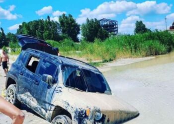 На Вільногірському кар’єрі любитель «екстриму» погруз у піску