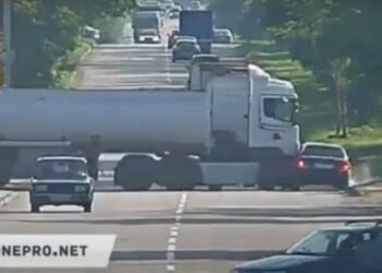 У Кам’янському бензовоз врізався в автівку