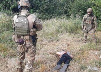 На Дніпропетровщині затримали міжрегіональну банду торговців наркотиками та зброєю