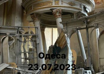 В Одесі навпроти зруйнованого окупантами Спасо-Преображенського собору провели богослужіння (ВІДЕО)