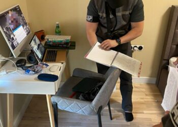 Троє правоохоронців з Дніпра відібрали у містян криптовалюту на 120 тисяч доларів