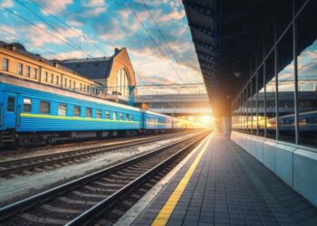 Через ворожі обстріли затримуються два потяги, що курсують через Дніпро