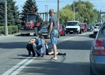 У Дніпрі з мосту через Монастирський острів стрибнув чоловік (ВІДЕО 18+)