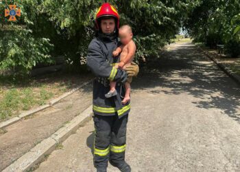 Хвилинка добра: на Нікопольщині “визволили” малюка, який зачинився сам у квартирі