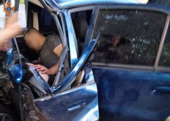 У Новомосковському районі з понівеченої автівки деблокували травмованого водія