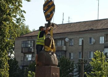 У Кам’янському демонтували бюст Брежнєва