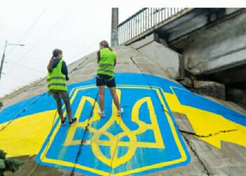 У Дніпрі на честь державного свята розгорнули 100-метровий стяг та оновили патріотичні мурали