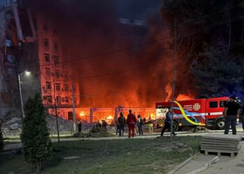Окупанти вдарили ракетами по центру Дніпра: частково зруйновано багатоповерхівку та будівлю СБУ