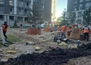 Розбирають завали та зачищають постраждалу територію: у Дніпрі досі усувають наслідки ракетної атаки