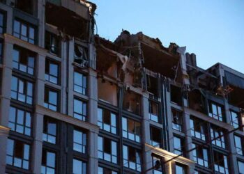 В будинку Дніпра в місці влучання пошкоджено та зруйновано близько 15 квартир, – ДСНС